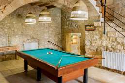 Mas Cufí will find two large rooms where there is a large TV and two sofas, tables and chairs for a large group, a billiards and a table football